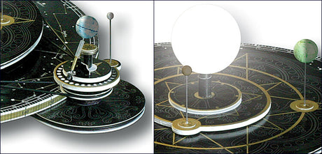 Modell eines Sonnensystems mit Planeten, Sonnenlichtquelle und Sternbildern auf schwarzem Hintergrund.