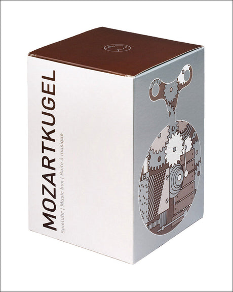 Quadratische Spielbox mit grauem und braunem Design, zeigt eine mechanische Uhr mit Zahnrädern auf der Seite.