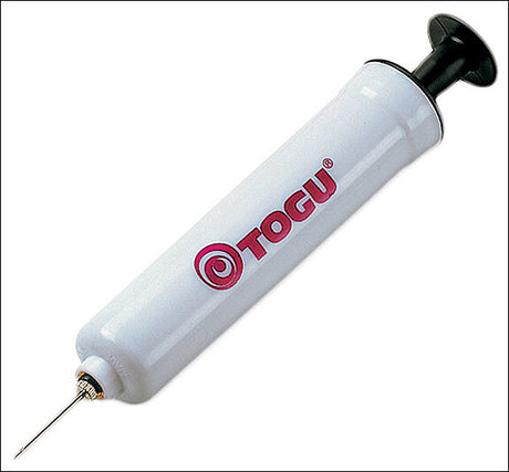 Spritze mit Togu-Logo, weißer Körper, schwarzer Kolben, Metallnadel.