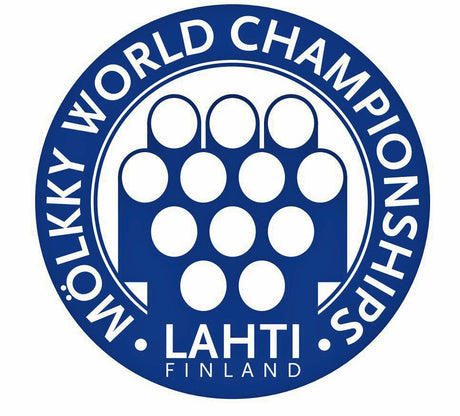 Logo des Mökkylä World Championships in Lahti, Finnland, mit einem blauen Kreis, weißen Texten und einem stilisierten Sportgerät.