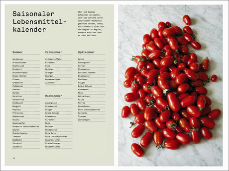 Auf der rechten Seite liegen viele rote Tomaten auf einer weißen Marmorfläche.
