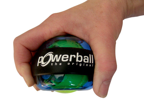 Hand hält einen Powerball mit schwarzem Gummi umwickelt, auf weißem Hintergrund.