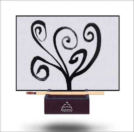Schwarzes, spiralförmiges Design auf weißer Fläche, auf einem schwarzen Ständer mit "BUDDHA" Schrift.