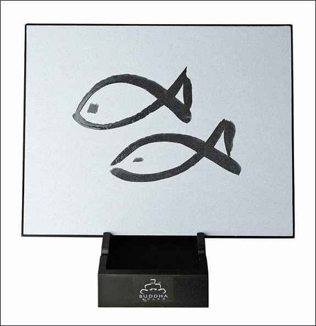 Zwei schwarze Fisch-Silhouetten auf einer weißen Tafel, die auf einem schwarzen Standfuß steht.