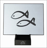 Zeichnung von zwei Fischen auf einem weißen Display mit Buddhas Logo.