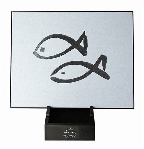 Zeichnung von zwei Fischen auf einem weißen Display mit Buddhas Logo.