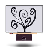 Schwarzes Mandala-Design auf einem weißen Brett, das auf einem schwarzen Stand mit Buddha-Logo steht.