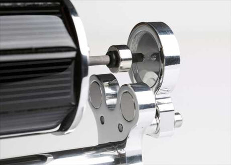Nahaufnahme eines metallischen, mechanischen Bauteils mit mehreren Rädchen und Schrauben.