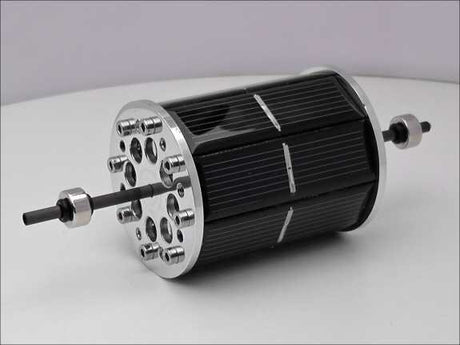 Runder Elektromotor mit schwarzem Gehäuse, seitlichen Metallteilen und Wellen an beiden Enden.