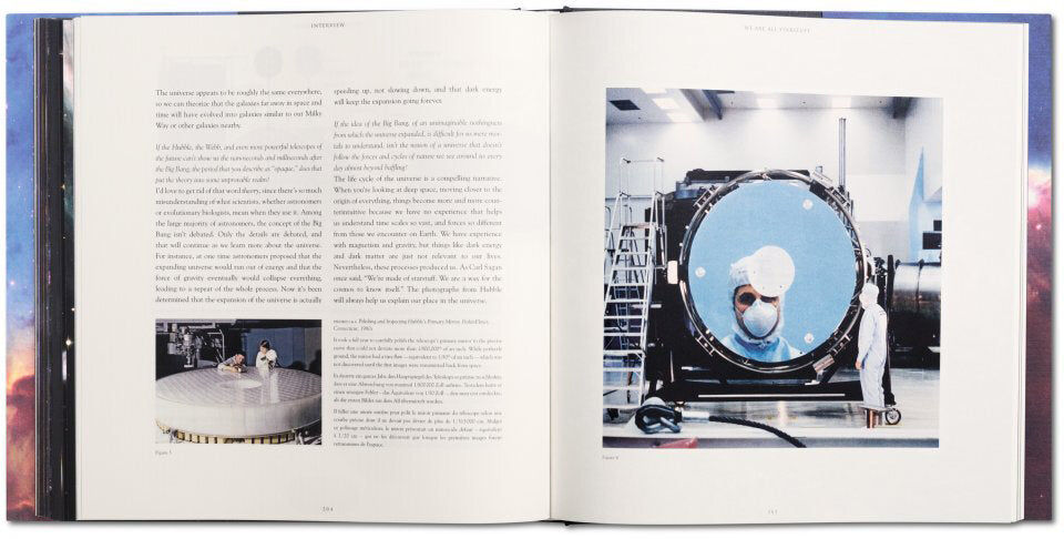 Offene Buchseiten mit Text und zwei Fotos, eines zeigt eine Person in einem großen technischen Gerät