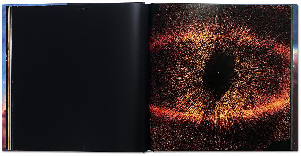 Doppelseite mit schwarzem Hintergrund und einer Explosion aus roten, orangefarbenen und gelben Partikeln