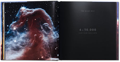 Doppelseite mit Bild eines Nebels, Sternen und einer Galaxie, links, und Text auf schwarzem Hintergrund, rechts.