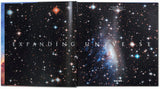 Doppelseitiges Bild mit Weltraum-Sternenhimmel und Galaxie, darüber der Text "EXPANDING UNIVERSE".