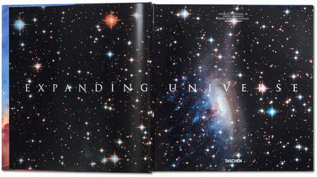 Doppelseitiges Bild mit Weltraum-Sternenhimmel und Galaxie, darüber der Text "EXPANDING UNIVERSE".