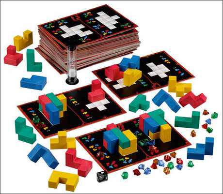 Bilder von Tetris-Spielmaterialien, Spielkarten, Würfeln und bunten Steinen auf einem Tisch.