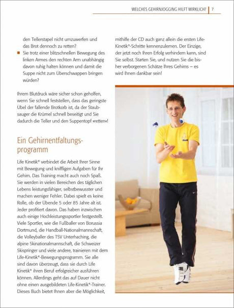 Frau in gelbem T-Shirt und schwarzen Hosen führt Balanceübung auf einem Bein in einem Wohnzimmer durch.