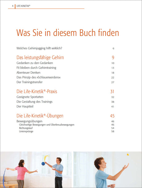 Zwei Menschen spielen mit Bällen in einem hellen Raum.