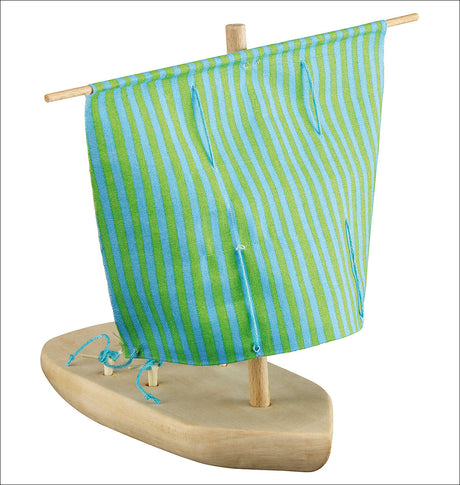 Holzboot mit grün-blau gestreitem Segel.