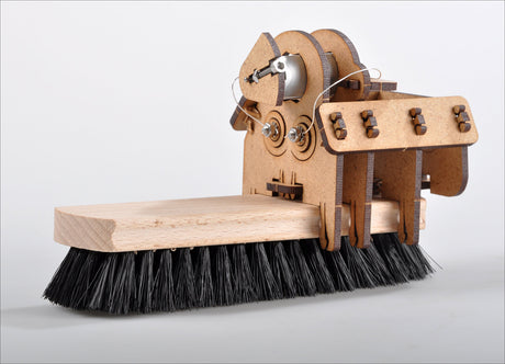 Reinigungsschabe mit Holzgriff und mechanischen Teilen, Holzrahmen, Bürstenkopf mit schwarzen Borsten.