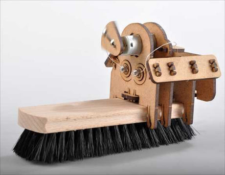 Holzmaschine mit rotierender Scheibe, Holzplatte und schwarzen Bürsten, auf weißem Hintergrund.