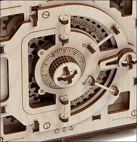 Nahaufnahme eines mechanischen Uhrenwerks mit Zahnrädern, Zeigern und Skalen aus Holz.