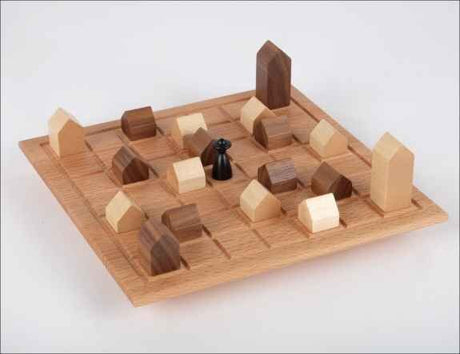 Holzschachbrett mit schwarzen und weißen Spielfiguren, einige Figuren stehen auf dem Brett.