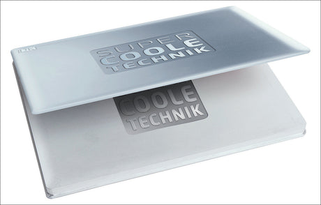 Zwei silberne Kreditkarten, eine teilweise aus einem Etui herausgezogen, mit dem Text "Super Coole Technik".