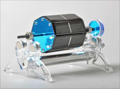 Kleines Modell eines Raumfahrzeugs mit Solarzellen, blauer Verkleidung und transparentem Untergestell.