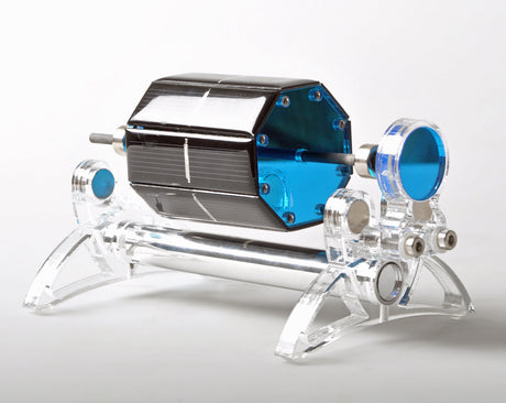 Kleines Modell eines Satelliten mit blauen und schwarzen Teilen auf einer transparenten Halterung.