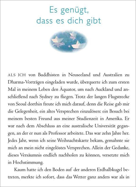 Text mit blauen Überschriften und einer Illustration von Papierbooten auf Wasser.