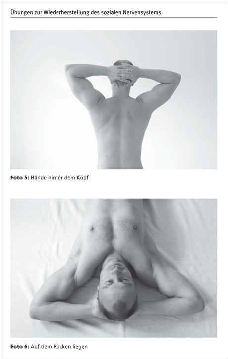Zwei Männer, einer mit Händen hinter dem Kopf, der andere liegt auf dem Rücken, beide nackt.