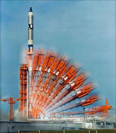 Raketenstart mit mehreren Startvorbereitungen in verschiedenen Phasen, orangefarbene Strukturen und Rauch.
