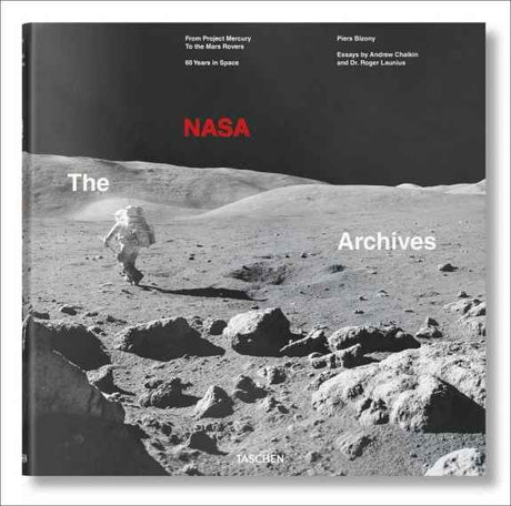 Schwarz-weißes Bild eines Astronauten auf der Mondoberfläche mit Felsen und Hügeln, Titel "NASA The Archives".