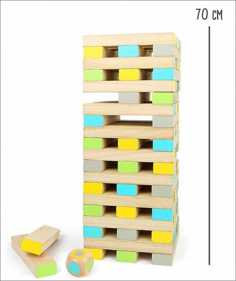 Holz-Jenga-Turm mit bunten Steinen, Höhe 70 cm, einige Steine liegen am Boden.
