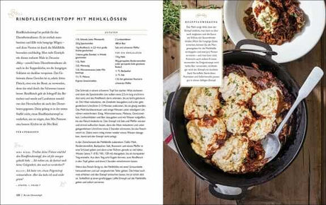 Offene Kochbuchseite mit Rezept und Zutaten, daneben ein Topf mit Auflauf und ein Teller mit Portion.