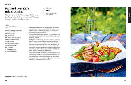 Blick auf einen gedeckten Tisch mit Wasserflasche, Glas und einem Teller mit gebratenem Fleisch und Salat im Freien.