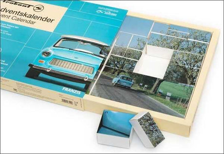 Kalender mit Auto- und Landschaftsfotos, offene Seiten, kleine Bilderbox.