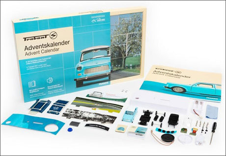 Bausatz mit Auto-Teilen, Anleitungen und Adventskalender-Box mit Bild eines blauen Autos.