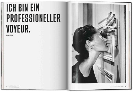 Schwarz-weiß-Foto einer Frau mit geschlossenen Augen, die durch ein Fenster schaut, mit eleganten Ohrringen und dunklem Haar.