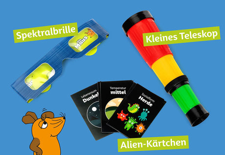 Bunte Spielzeuge: Spektralbrille, kleines Teleskop, Alien-Kärtchen, Cartoon-Hund, blaue Hintergrund.