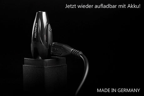 Edelstahl-Kaffeevollautomat mit Akku, auf Ladestation, schwarzer Hintergrund, Text: "Jetzt wieder aufladbar mit Akku!"