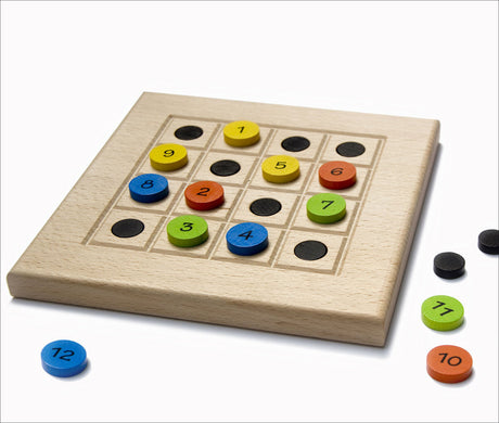 Holz-Quoridose mit bunten Spielsteinen und schwarzen Feldern, einige Steine außerhalb des Spielfelds.