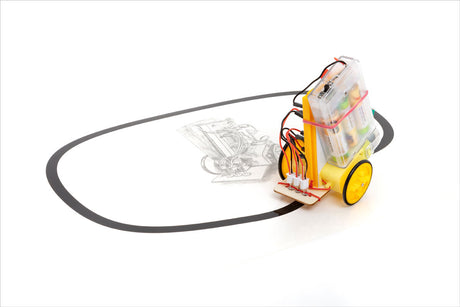 Kleiner Roboter mit gelben Rädern, transparentem Gehäuse und Kabeln auf weißem Hintergrund.