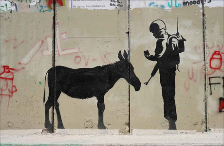 Schwarz-weiße Street-Art: Ein Mann mit Rucksack und Helm hält ein Smartphone, während ein Esel davor steht.