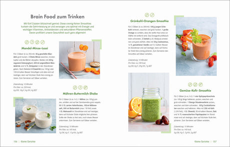 Drei Gläser mit verschiedenen grünen und orangen Smoothies, jeweils mit Zutaten und Zubereitungsanleitung.