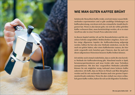 Person gießt Kaffee aus einer Espressokanne in eine schwarze Tasse.