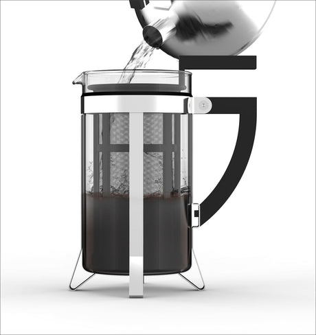 Kaffeemaschine mit Wasser, das in den Filter läuft, und dunklem Kaffee im unteren Behälter.