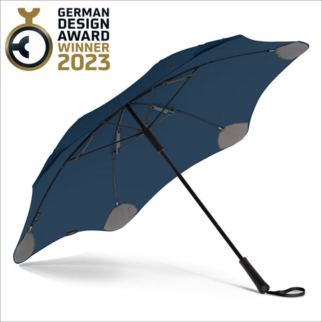 Regenschirm mit blauer Beschichtung, offengelegt, mit Auszeichnung "German Design Award Winner 2023" in der Ecke.