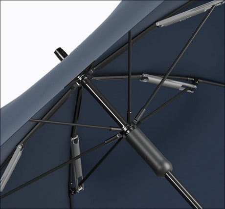 Nahaufnahme eines Sonnenschirm-Mechanismus mit Stützstreben und Gasdruckfeder.