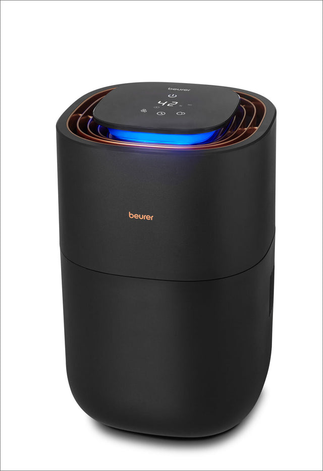 Ein schwarzer Luftreiniger mit digitaler Anzeige auf der Oberseite, die die Luftqualität und Temperatur zeigt, und einem blauen Licht unterhalb der Anzeige.